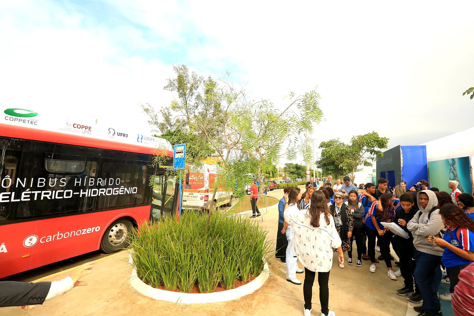 Protótipo do ônibus de hidrogênio está em exposição na Barra de Maricá