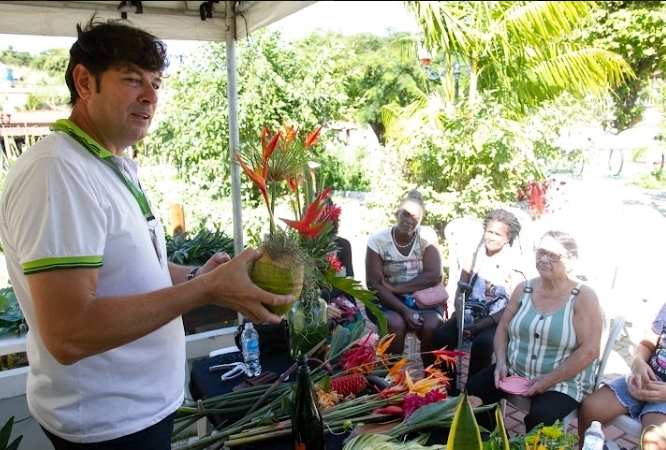 Inova realiza curso de arranjos de flores tropicais