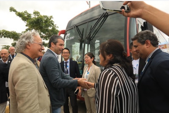 Representante da Toyota conhece ônibus híbrido de Maricá