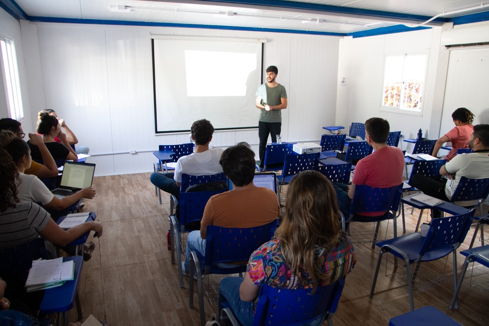 Colaboradores do Projeto Lagoa Viva participam de treinamento sobre microbiologia e biologia