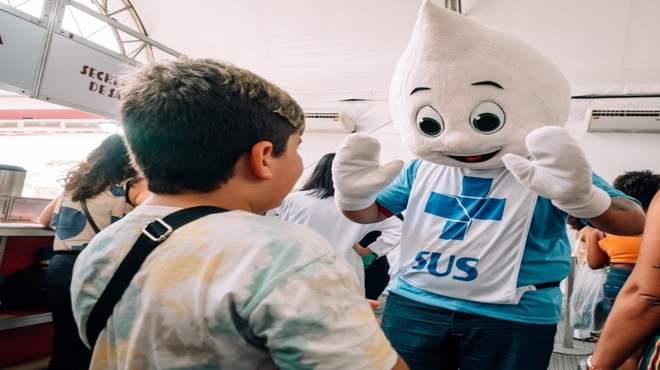 A Prefeitura de Maricá, por meio da Secretaria Municipal de Educação, anunciou nesta segunda-feira (2509) na 8ª Festa Literária Internacional de Maricá (FLIM), que a cidade está construindo o primeiro polo de apoio voltado exclusivamente para a terceira idade. O programa Escola Municipal para Idosos Milton Felipe Muniz, nome dado à unidade em homenagem ao pai do secretário de Políticas para a Terceira Idade, Ademilton Muniz, o Tatai, foi lançado no mês de agosto de 2023 e já conta com 84 alunos, idosos, que se reúnem nos polos da Casa da Terceira Idade do Centro e de Itaipuaçu. A novidade foi anunciada pelo secretário de Educação, Márcio Jardim, na Arena Gilberto Gil, na Flim, pouco antes das apresentações do grupo de dança cigana (com a professora Cris Zaha) e dos corais da secretaria e da nova escola para idosos. O mesmo grupo volta a se apresentar nesta terça-feira, às 11 horas. De acordo com a gerente de Educação de Jovens e Adultos da Secretaria de Educação, Adriana Ribeiro, a escola é parte de um grande projeto voltado para este público. “Neste momento estamos adequando a grade curricular para que o foco se concentre, inicialmente, nas disciplinas básicas, como português e matemática. Aos poucos, de acordo com o rendimento, iremos expandir essa quantidade de disciplinas. Em breve teremos mais novidades para eles”, garante Adriana, ao lembrar que são hoje 47 estudantes no polo do Centro e outros 37 em Itaipuaçu. A diretora da unidade, Camilla Fernandez, disse que o público-alvo são pessoas que estão há mais de 20 anos fora das salas de aula, e que uma das metas será trabalhar a autonomia desses idosos. “O que a gente mais ouve deles é que tiveram de deixar os estudos por razões familiares ou pelo trabalho, além de não se sentirem confortáveis em turmas de EJA onde tem gente mais nova e até adolescentes. Então estamos com turmas dentro da mesma faixa etária e queremos reinseri-las no ambiente escolar. Uma coisa muito boa é que eles têm um olhar diferenciado sobre os estudos e muita vontade de melhorar”, revela a diretora. Um deles é a dona de casa Olga da Silva Maia, que aos 78 anos tem a oportunidade de ‘estudar de verdade’, como ela mesma diz, e ela quer ir longe. “Nunca tive liberdade para estudar. Primeiro porque minha não permitiu e, depois, meu marido também não. Quando eu queria estudar não me deram chance, e aprendi a ler por esforço próprio, e ainda assim de forma muito básica. Agora já estou treinando a leitura e melhorando a cada dia. Quem sabe não chegou a uma faculdade de Direito ou Psicologia”, projeta a moradora do Flamengo. Segue link com fotos httpswww.flickr.comphotosprefeiturademaricaalbums72177720311470189 Crédito Gabriel Ferreira