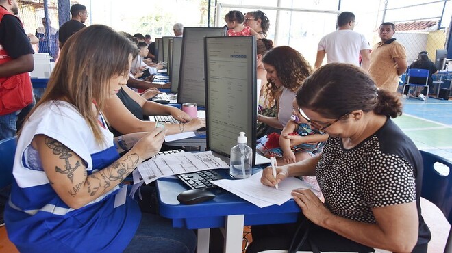 A Prefeitura de Maricá entregou 45 certificados de participação para alunos do 4° distrito da 8ª edição do Pré-Enem Popular Iara Iavelberg 2023, curso preparatório oferecido gratuitamente pela Secretaria de Educação. A cerimônia, que contou com uma aula de história, aconteceu no Campus de Educação Pública Transformadora (CEPT) Leonel Brizola, em Itaipuaçu. O Exame Nacional do Ensino Médio (Enem) acontece nos dias 5 e 12 de novembro. “É com muita alegria que entregamos os certificados para os estudantes. Temos grandes destaques aqui em Itaipuaçu e estou muito feliz em poder dar aula pela primeira vez nessa escola”, disse o coordenador-geral do Pré-Enem Popular, William Campos. O preparatório auxilia, de forma gratuita, estudantes a conseguirem uma vaga em universidades públicas os preparando para as provas do Enem. Todos os participantes do curso receberam atendimento individualizado e personalizado por meio de WhatsApp, professora particular de redação, correção, orientação psicológica, simulados e teste vocacional. A aluna Maria de Lourdes, de 63 anos, moradora de Itaipuaçu, mencionou o acolhimento dos professores. "Recepção maravilhosa. Será a minha primeira vez fazendo o Enem e aqui pude tirar dúvidas e aprender bastante com essa equipe", comentou a professora aposentada. O também morador do 4° distrito, Gabriel Russo, 18 anos, falou que agora se sente mais preparado para o exame. "Consegui aprender muito com as dicas e os estudos que tive aqui. Agora eu estou bem mais preparado para a prova!", disse. Alunos de Inoã, Centro e Ponta Negra irão receber certificado no dia 07/11 No dia 07 de novembro, alunos do 1°, 2° e 3° distrito irão receber o certificado na E.M. Carlos Magno Legentil De Mattos, no Centro. Sobre o projeto O projeto existe desde 2016, ano em que houve 41 aprovações. Em 2017, o Pré-Enem alcançou 112 aprovações, seguido por 128 no ano de 2018, e mais de 200 aprovados em 2019, sendo que somente com o programa Passaporte Universitário – que dá acesso gratuito ao ensino superior – esse número chegou a 167 aprovações. Neste ano, 85 alunos participantes do Pré-Enem Popular Iara Iavelberg conquistaram vagas nas principais instituições públicas do país, após realizarem o Exame Nacional do Ensino Médio (Enem). Ao todo, 29 foram aprovados na Universidade Federal Fluminense (UFF), 12 na Universidade Federal do Rio de Janeiro (UFRJ), além de classificações na Universidade Federal do Estado do Rio de Janeiro (UniRio), Instituto Federal do Rio de Janeiro (IFRJ), entre outras instituições públicas de ensino. A metodologia do Pré-Enem consiste em aulas de Português, com oficinas de redação; aulas de Matemática, História, Geografia; Biologia, Física, Química, Sociologia e Filosofia.