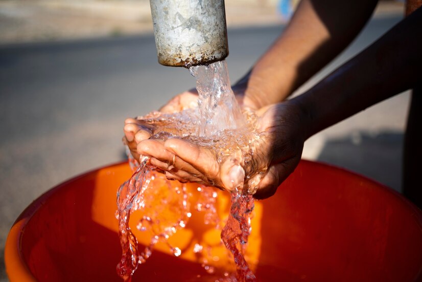 Volume de água desperdiçado no país daria para abastecer 30% da população brasileira, mostra estudo