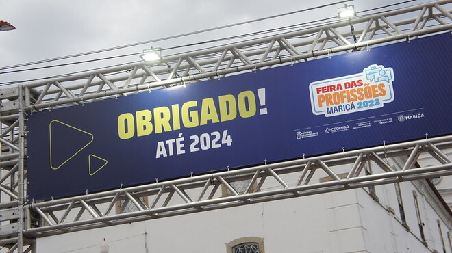 A Prefeitura de Maricá, por meio da Secretaria de Saúde, realizou no domingo (29/10) a Caminhada do Outubro Rosa na Praia de Itaipuaçu, com concentração na Rua Rio de Janeiro e seguindo pela orla até a Lona Cultural Beth Carvalho, localizada na Rua Antônio Marques Mathias. A ação pelo bem-estar das mulheres reuniu centenas de pessoas, que seguiram o percurso acompanhadas por um trio elétrico, onde foram entoadas diversas canções para animar os participantes e ampliar a conscientização sobre a prevenção do câncer de mama e de colo do útero. Na Lona Cultural, destino final da caminhada, a população teve à disposição diversas atividades. Elas incluíram ventosaterapia, auriculoterapia, corte de cabelo, entrega de mudas nativas da Mata Atlântica do projeto Maricá+Verde da Secretaria de Cidade Sustentável, mesa de frutas para degustação, além de uma estação de maquiagem, que contribuiu para fortalecer a autoestima das mulheres. A secretária de Saúde, Solange Oliveira, destacou a importância da atividade para promover o cuidado entre as mulheres através do incentivo ao exercício físico. “Ficamos muito gratos ao observar a mobilização das mulheres e dos moradores em geral pelo Outubro Rosa. A caminhada de Itaipuaçu e da região central da cidade reuniram centenas de pessoas que, juntas, formaram uma corrente de incentivo à prevenção do câncer de mama e do colo do útero. Com isso, estimulamos o bem-estar físico e o cuidado integral à saúde”, afirmou. Luciana Gonçalves, de 51 anos, foi uma das moradoras que participou da caminhada em Itaipuaçu. Ela pontuou o impacto da ação no cotidiano da população feminina e a união pela saúde. “Achei essa caminhada de extrema importância para a conscientização do cuidado com a saúde da mulher de forma completa. Essa atividade reforçou o papel dessa atenção e uniu todos, mulheres e homens, em prol do mesmo objetivo: prevenir o câncer de mama e de colo do útero. Foi tudo ótimo", concluiu. Fotos: Brener Silva --