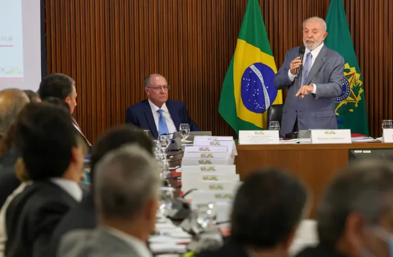 “Falta muito para fazer”, diz Lula ao abrir reunião ministerial