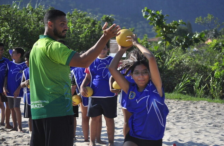 Atletas da seleção brasileira de handebol de praia visitam núcleos da modalidade em Maricá