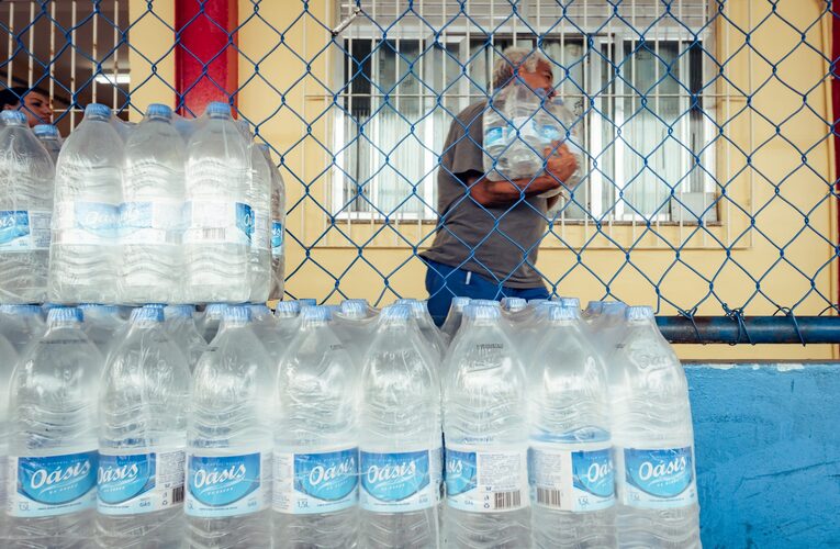 Maricá confirma distribuição de 6.500 garrafas de água mineral a moradores de Itaipuaçu e Inoã