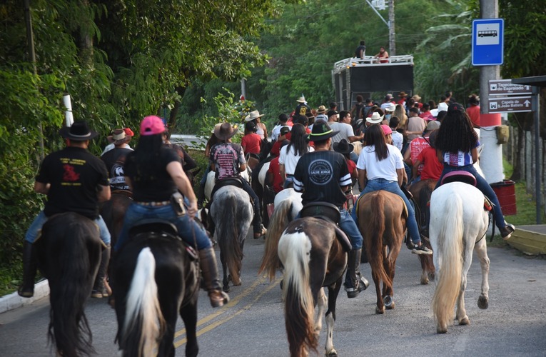 Cavalgada de São Jorge reúne cerca de 100 cavaleiros no Espraiado