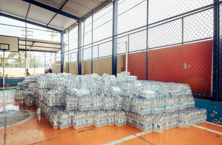 Adiada distribuição de água mineral em escola municipal de Itaipuaçu