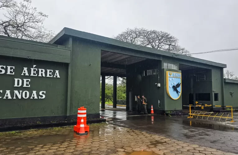 Base Aérea de Canoas: Passageiros começam a pousar e decolar