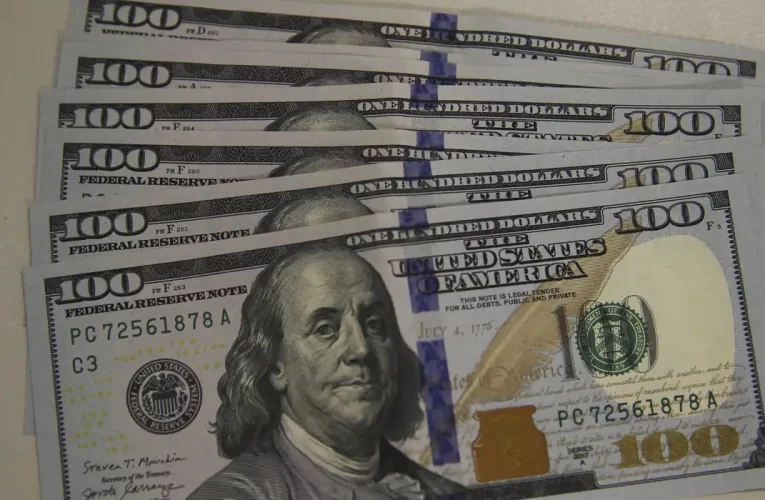 Dólar encosta em R$ 5,21 pressionado por Brasil e exterior