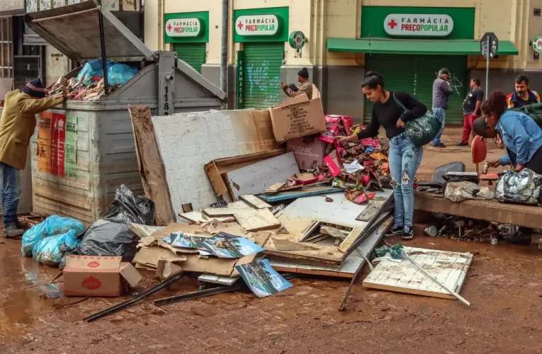 Comerciantes de Porto Alegre levam dias só para limpar lojas