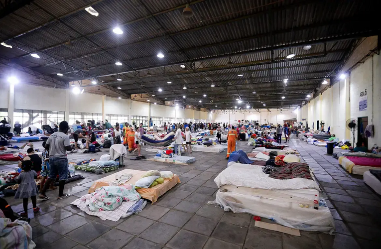 O número de pessoas que estão em abrigos no Rio Grande do Sul após terem suas casas atingidas pelas enchentes das últimas semanas caiu de 81,2 mil neste domingo (12) para 77,4 mil nesta segunda-feira (13).