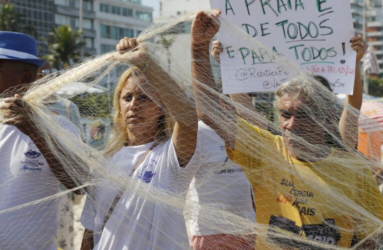 PEC das Praias; Manifestantes protestam contra na orla do Rio