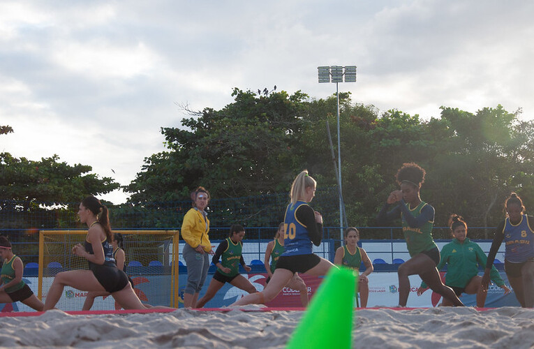 Seleções de handebol de praia se preparam em Maricá