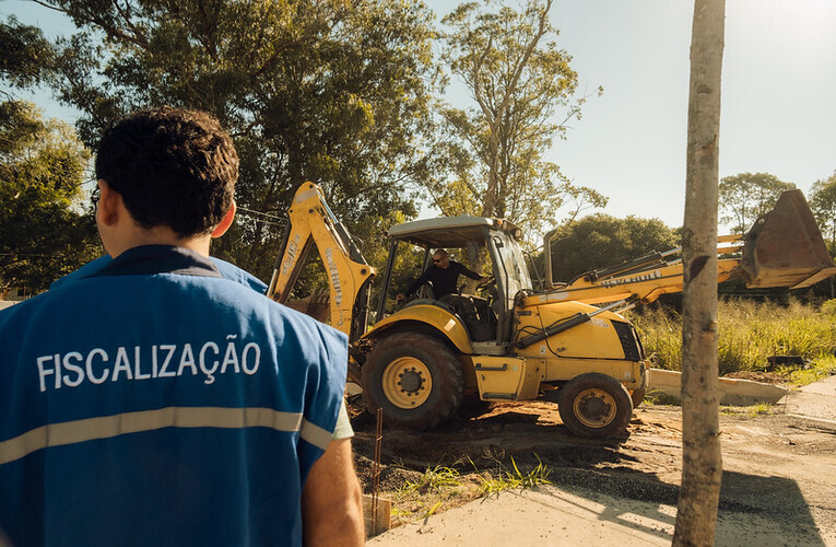 Gated demole cinco construções no bairro do Cajueiros, em itaipuaçu