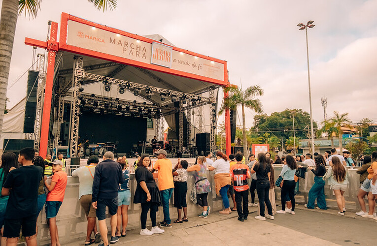 Marcha para Jesus reúne fiéis na Praça Orlando de Barros