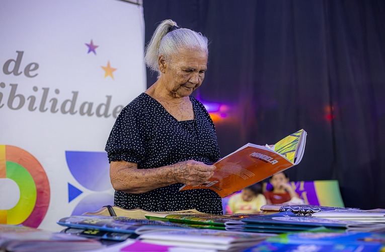 Aluna mais idosa de Maricá se encanta pela leitura aos 90 anos