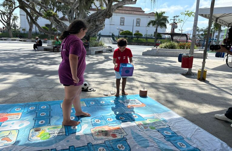 Sanemar realiza ação em praça central da cidade