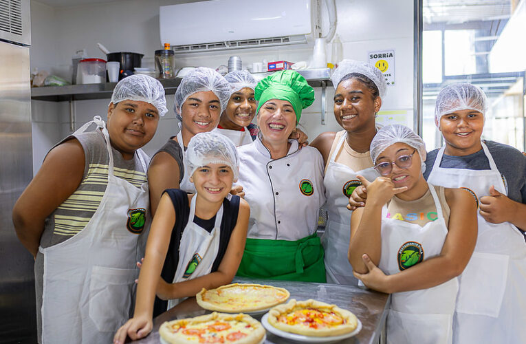 Colônia de Férias em Maricá: Adolescentes Preparam Pizza no Restaurante Escola