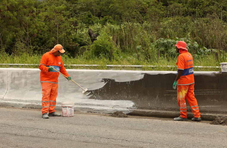 Prefeitura de Maricá realiza mutirão de limpeza da RJ-106