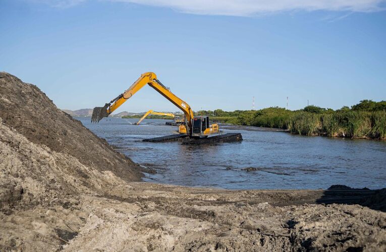 Prefeito de Maricá acompanha desassoreamento do canal de Bambuí