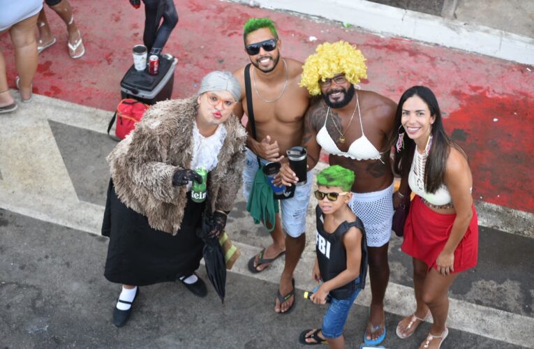 Bloco da Gabriela comemora 50 anos e arrasta foliões no Carnaval de Maricá