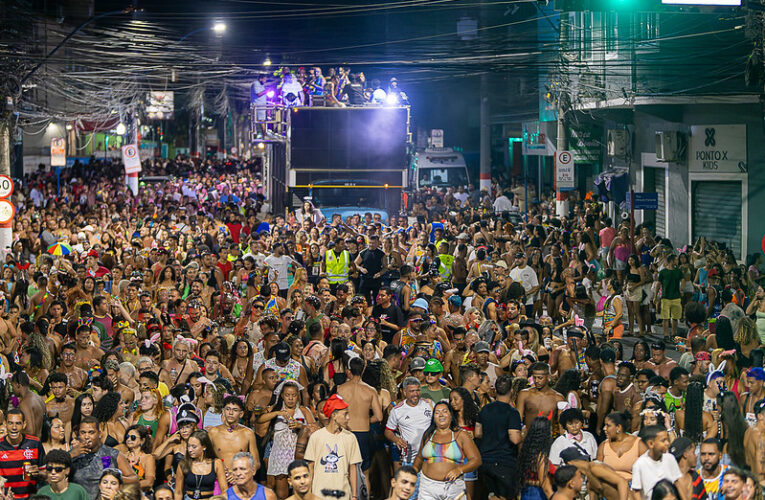 Bloco do Beijo reúne milhares no Carnaval de Maricá 2025