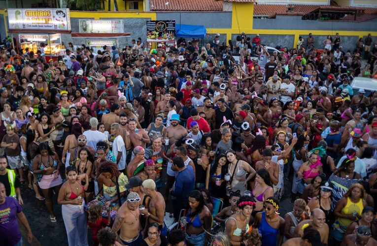 Último dia de Carnaval em Ponta Negra tem clima familiar e muita animação