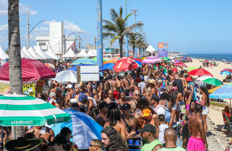 Milhares de foliões lotam a Orla de Itaipuaçu no Carnaval Maricá 2025