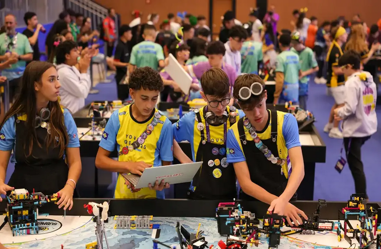 Torneio de robótica classifica estudantes para competição mundial