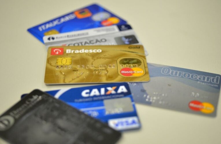 Juros do rotativo do cartão disparam e chegam a 445% ao ano em março, diz BC