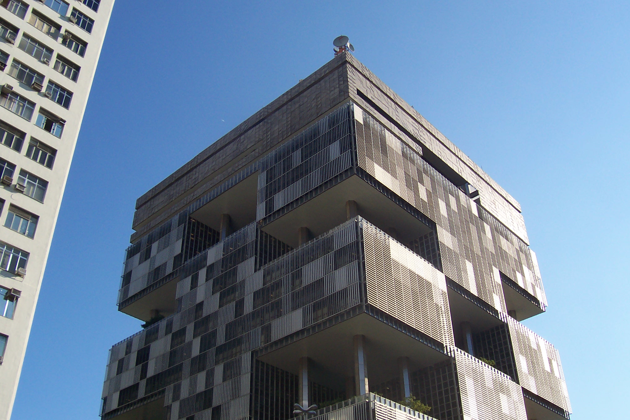 Paralisação de caminhoneiros continua e petroleiros ameaçam greve contra a privatização