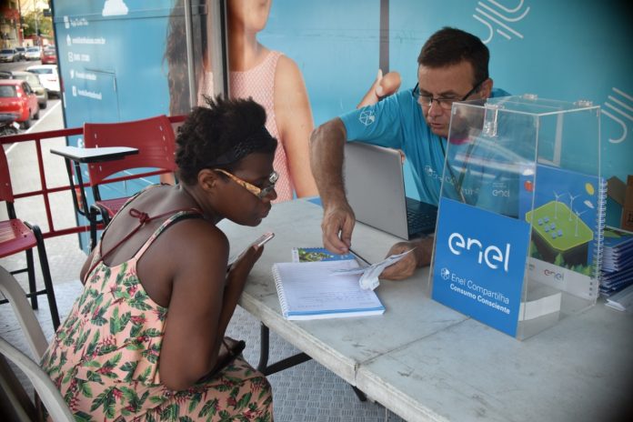 Enel troca lampadas velhas por lâmpadas Led de graça