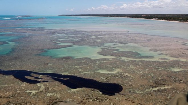 Óleo no litoral chega ao Rio de Janeiro