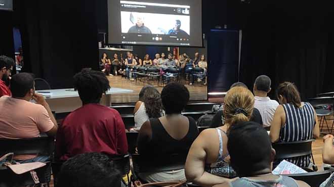 Pesquisador Canadense em teleconferência em Maricá.