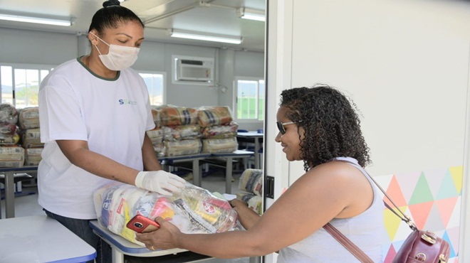 Alunos da rede pública começam a receber cestas básicas