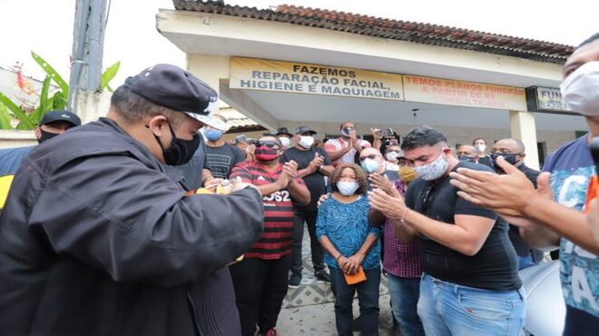 Artistas e o mundo do samba se despedem de Claudinho Guimarães