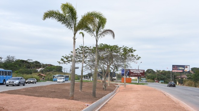 Canteiros da RJ-106 próximo ao Centro e no Manu Manuela recebem paisagismo