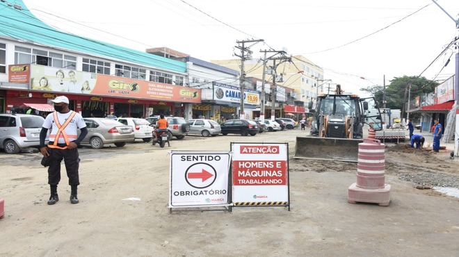 Fase final da ação de macrodrenagem: rua do Centro de Maricá interditada