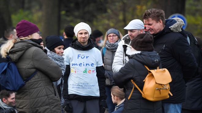 Polícia alemã interrompe manifestação contrária às medidas de bloqueio para conter a covid-19