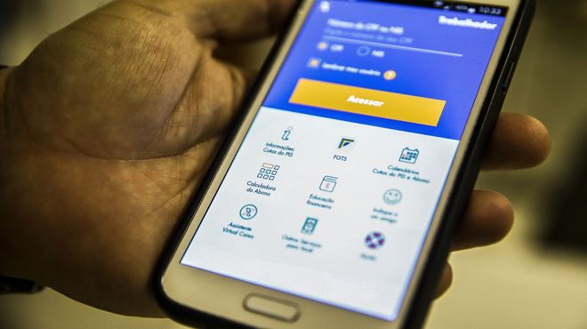 Trabalhador pode solicitar saque emergencial de até R$ 1.045 do FGTS até quinta-feira