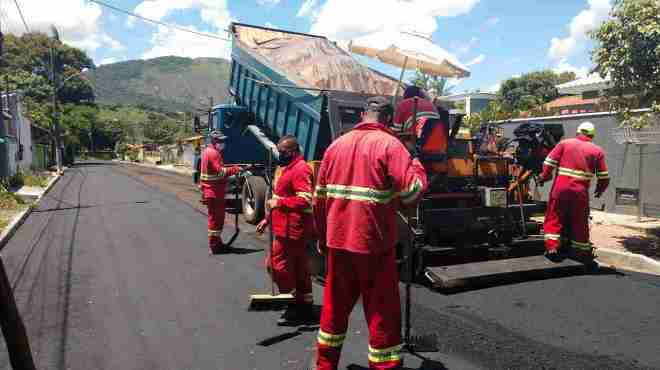 Programa de revitalização da cidade: Prefeitura pavimenta ruas em bairros de Maricá