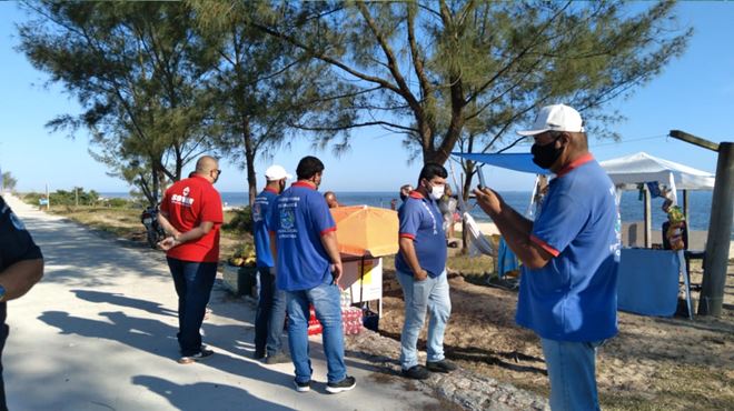 Maricá desmonta estrutura ilegal na orla de Itaipuaçu