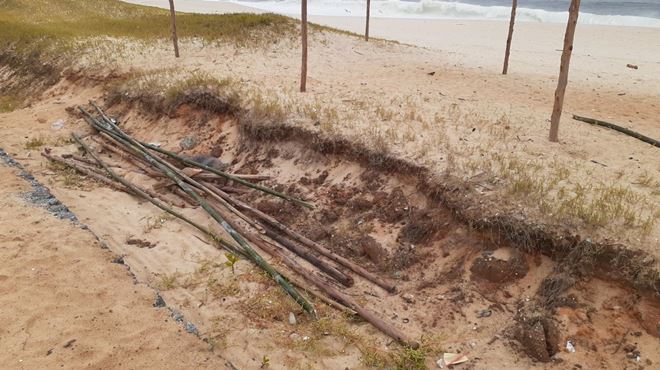 Maricá desmonta estruturas irregulares na orla de Itaipuaçu