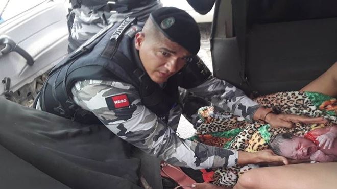 Bebê nasce dentro de carro e policiais ajudam no parto realizado em frente à delegacia em Santa Rita