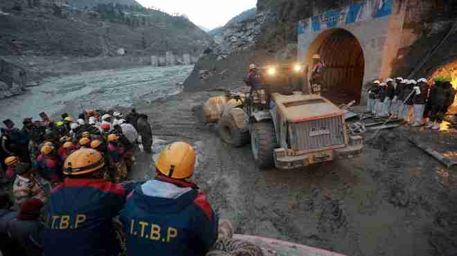 Equipes buscam 200 pessoas desaparecidas após rompimento de geleira na Índia