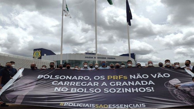 Policiais rodoviários federais fazem protesto contra Bolsonaro