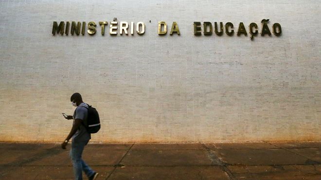 Universidades federais têm até dezembro para passar a emitir diplomas digitais