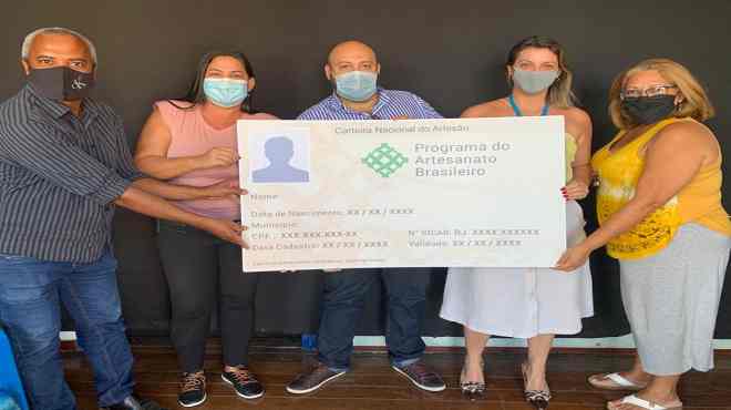 Programa de Artesanato RJ entrega carteiras a artesãos de Maricá